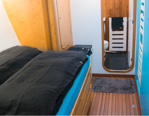 Leatsa has 4 colorful double cabins, accommodating 8 guests. Blue, Purple, Green, or Pink, make your choice! A 5th cabin, the Yellow one, is reserved for the crew.