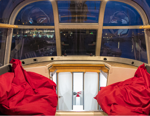 But the bubble has a double life! When you think you've learned everything about it during the day, it transforms at night into a magical place where you can gaze at the sky, count the stars, and, with luck, admire the Northern Lights. How about sleeping under the Arctic stars?