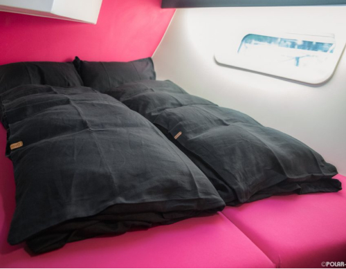 Grâce à ses larges ouvertures, chaque cabine profite d’une belle lumière naturelle, tout en offrant une vue imprenable sur la mer. En complément, un éclairage à led modulable vous permettra de profiter de votre cabine, même la nuit tombée.