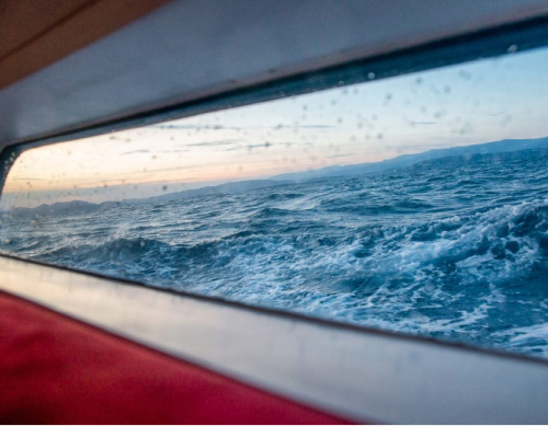 Bathed in light thanks to its large panoramic window and numerous portholes, it is a convivial space where you will love spending time.