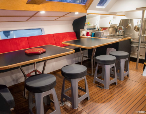 En face, à tribord, une longue banquette encercle 2 tables, où vous vous retrouverez pour l’apéritif, les repas et pourquoi pas, pour jouer!