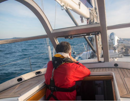 It is an outdoor lounge sheltered under a glass dome, which invites you to admire the sea, the land, and the sky, all while protecting you from the elements.