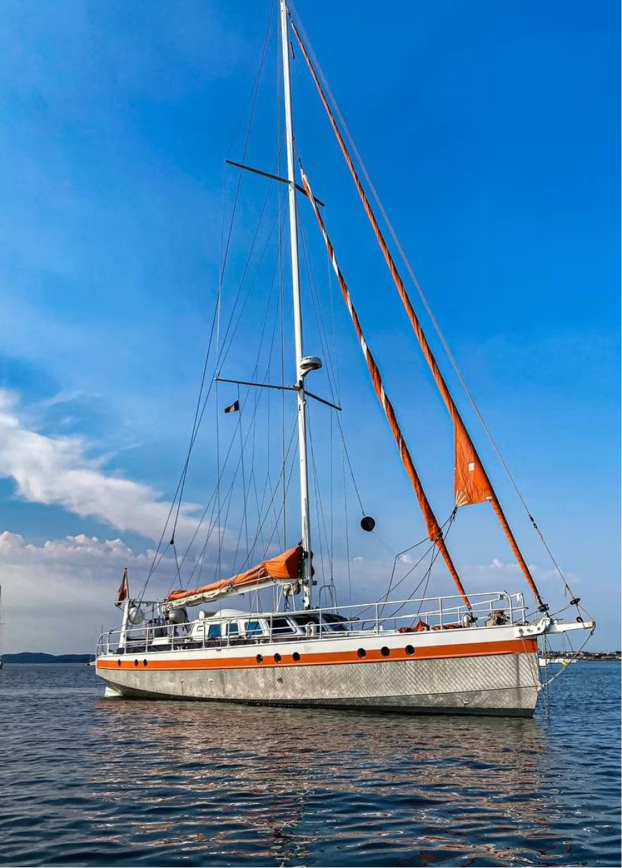 Linne sailboat: power and endurance. Polar Sails